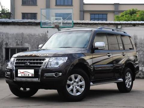 坐拥12个达喀尔冠军，3.0L＋全时四驱配牵引力控制，神一样的存