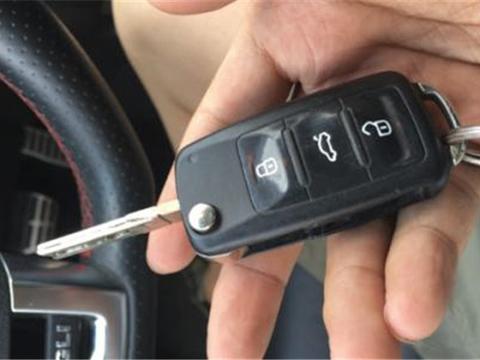 广州一辆15万速腾高速遭卡宴追尾，车主下车一看，脸挂不住了！