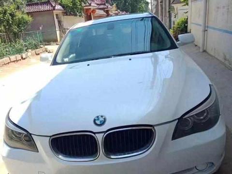 偶见一台宝马5系旧车，车主：车身刚刷了新漆，5万就能提走