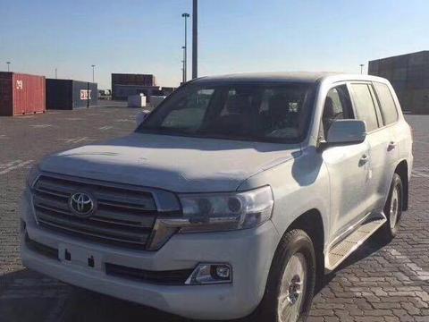 18款丰田进口兰德酷路泽5700凸显彪悍与霸气车身极具气力感的形状