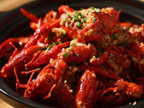 爱吃小龙虾的我们 这些年我们吃掉了多少辆豪车了？