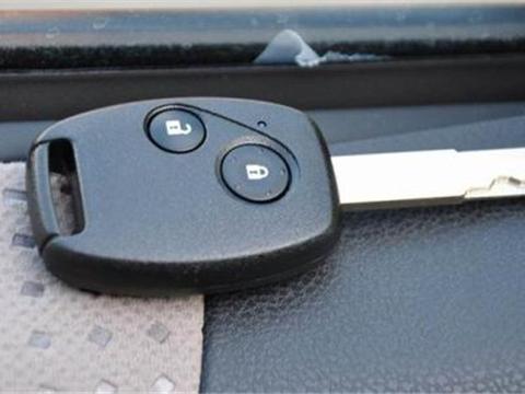 无锡一辆8万日系车遭五菱追尾，车主下车一看，脸都挂不住！