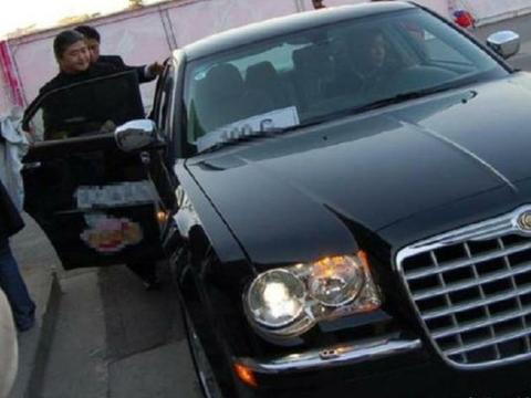 刘欢座驾，洪金宝座驾，大衣哥座驾，都没有星爷的低调！