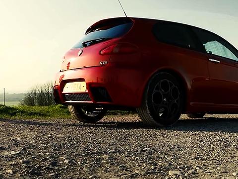 这车采用4速手动，却能发挥出4百匹马力，比当年的大众神车还牛