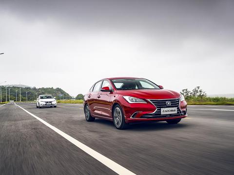 第二代逸动给我的最大感受：红绿灯解放双脚 十万就能买到ACC