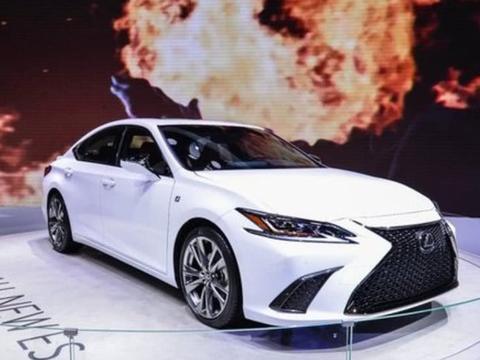 全新雷克萨斯es实车亮相，外型抢眼内饰却遭吐槽，大家怎么看