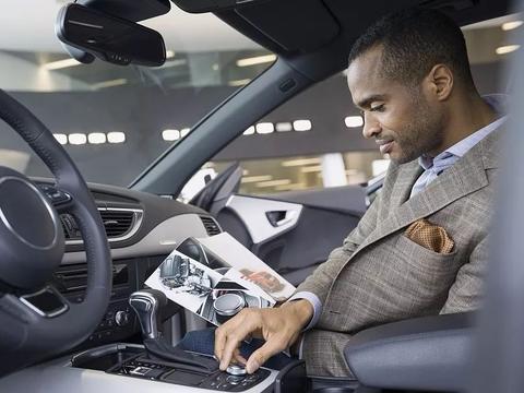 奔驰为极品车主们推出新一代“点读机”，哪里不会拍哪里？