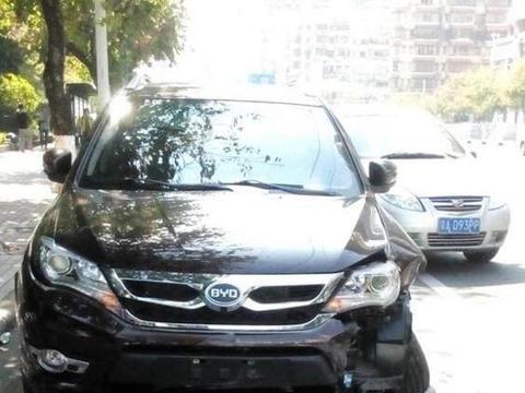 国产SUV怒撞路中央隔离护栏，路人：这回知道国产的质量了