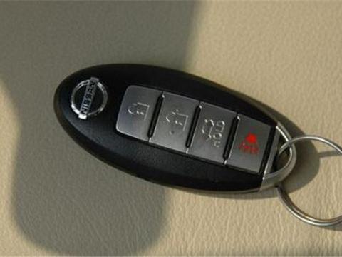 云南一辆20万日系车和国产车相撞，车主下车一看，顿时挂不住脸！