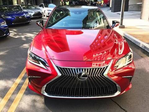 雷克萨斯ES到店，官方降价2万不到28万就可拥有，气势不输奔驰E