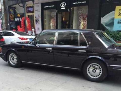 远看像大众的桑塔纳, 近看看到这个标才知道价值千万