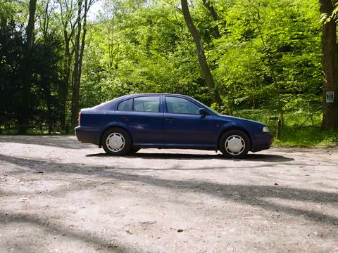 这台车跑了32年，公里数能绕地球17圈，也许你也开过同款