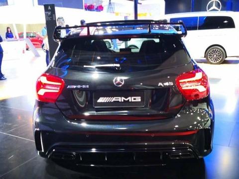 奔驰AMGA45臻藏版首发，黑色车漆搭配红色拉花设计