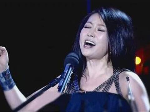 7岁学艺8岁登台，10岁凭一首歌走红，今坐奔驰却恋上小27岁男友！