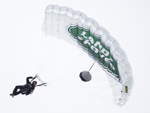 站在食物链顶端的男人和他的爱车，征服大自然，也可以如此温情