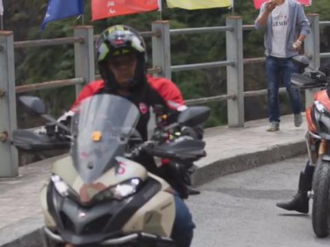 驾车在川藏线上遇到爆胎，补个胎要三百块？