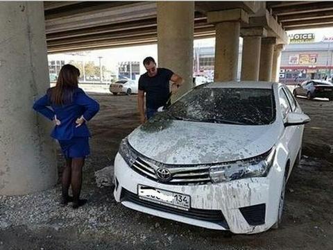 小伙为省停车费,将车停在桥下,取车时没地方哭