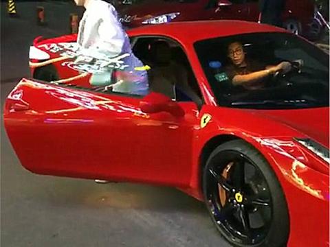 富二代开400万法拉利，还带着一位美女，网友看后不淡定了！