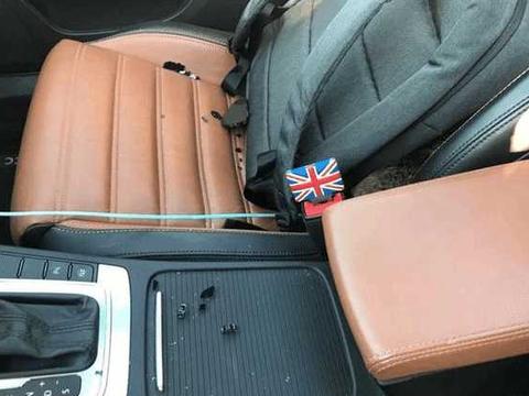 女友哥哥开大众CC出差, 半途天窗自动爆裂, 4S店各种理由搪塞