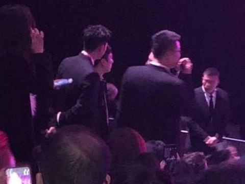 维密场内世界名模争相斗艳 场外亿万豪车正面火拼！