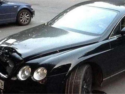 车位被占, 女司机把300万的豪车暴砸后留个纸条, 车主看到后懵了