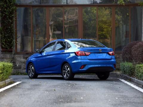 长安逸动XT到达4S店，颜值完胜睿骋CC，顶配才卖7万