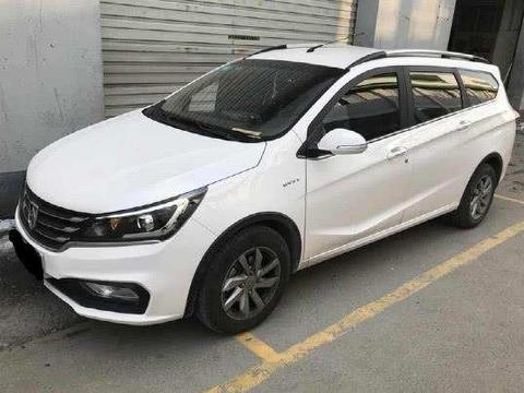 老婆觉得五菱宏光不好看 咬咬牙加钱提了这车