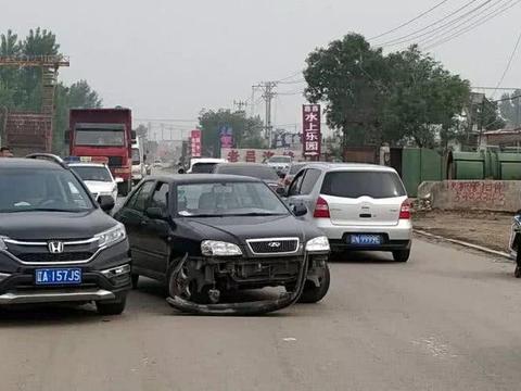 奇瑞旗云侧面撞击本田CRV，对比后，奇瑞车主：防撞梁跑哪里去了