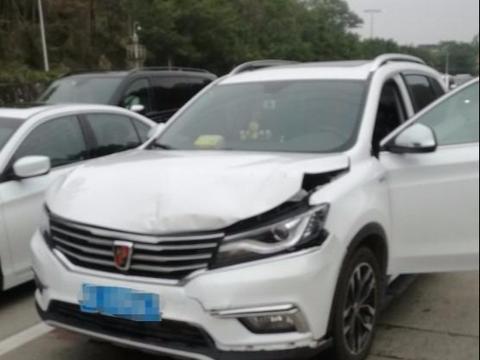 同为荣威RX5发生追尾, 其中一辆犹如脆皮, 妹夫表示很不服