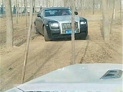 偶遇五连号劳斯莱斯，走进一看瞬间笑了