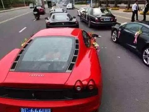 电瓶车撞上四百万的劳斯莱斯魅影，车主当场吓懵！