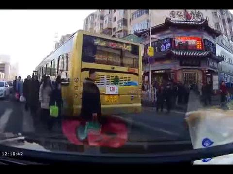 记录仪实拍，军衣哥街头瞬间飙演技，把车主吓坏了