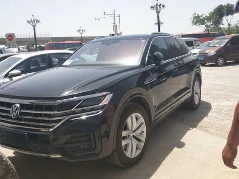 偶遇全新19款大众途锐，网友：看到这内饰，奥迪Q7要彻底输了