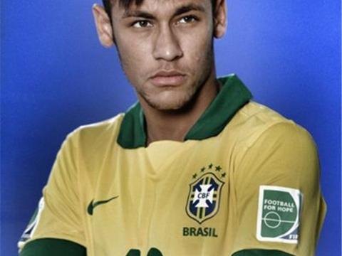 90后足球天才，曾住贫民窟，4岁踢球，今成超级球星，开400万奔驰