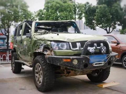 从50米山坡滚翻滚下来人车无恙，揭秘BJ40为何如此强大！