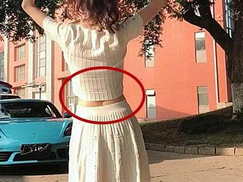 小区偶遇一辆网红保时捷718, 看到车主身材时, 不禁令网友心动!