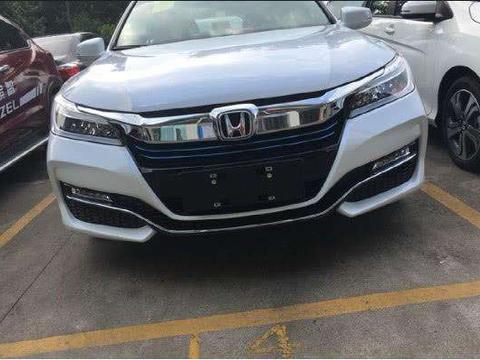 表妹刚买了卡罗拉双擎, 后悔得想卖掉新车, 换我新买的这辆车