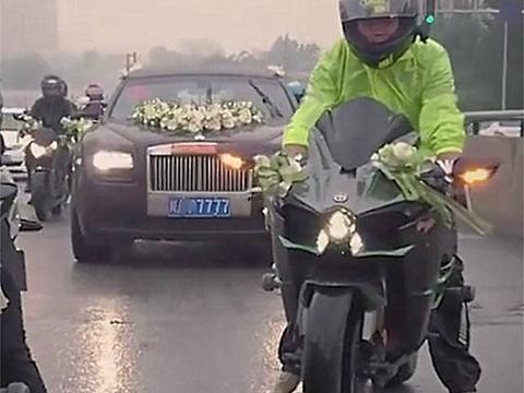 四川一富二代结婚，领头的不是劳斯莱斯，而是价值35万的重机车！
