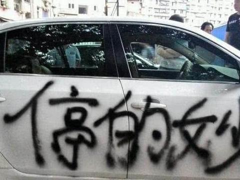 一辆超跑霸占了4个停车位