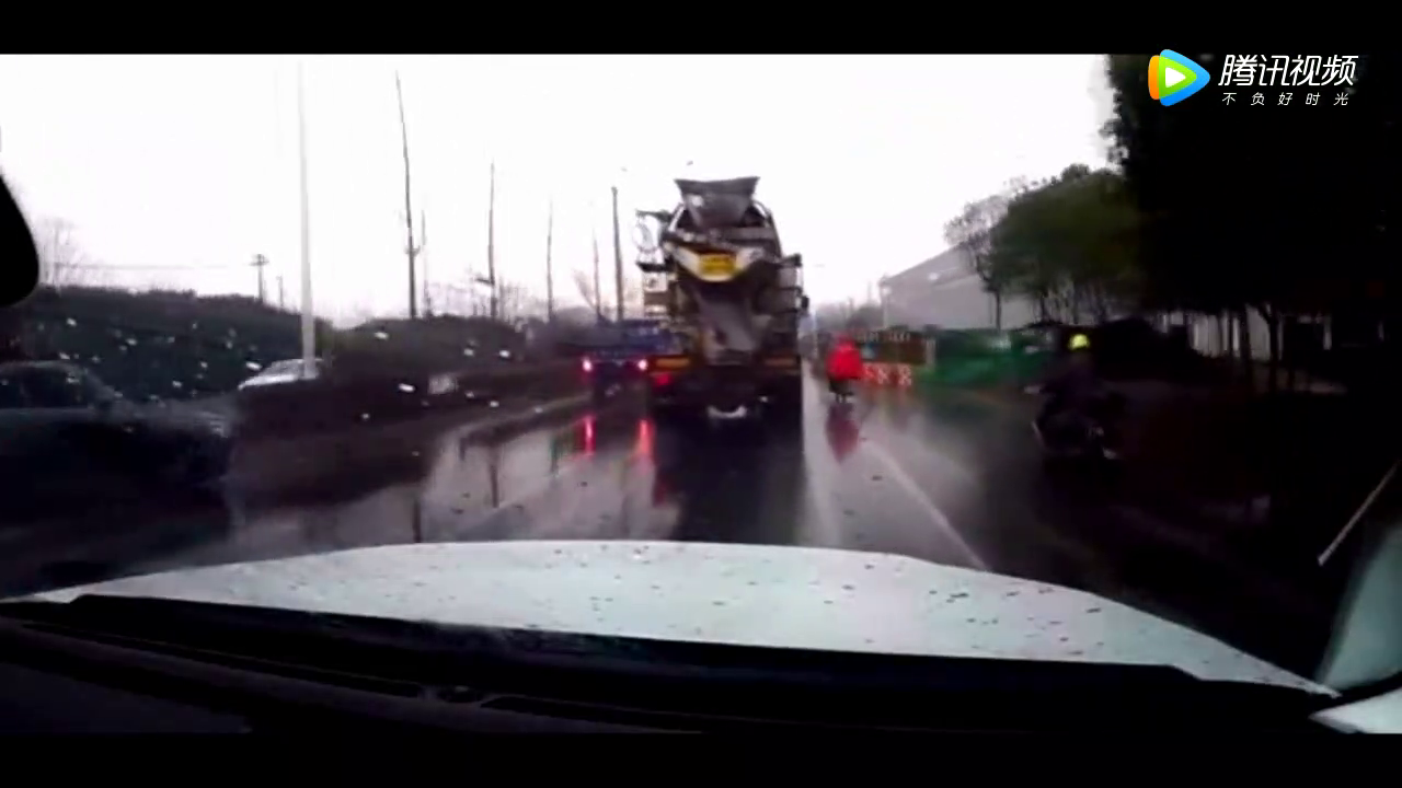 后车拍下电动车与大货车抢道一幕，他再也没能站起来！