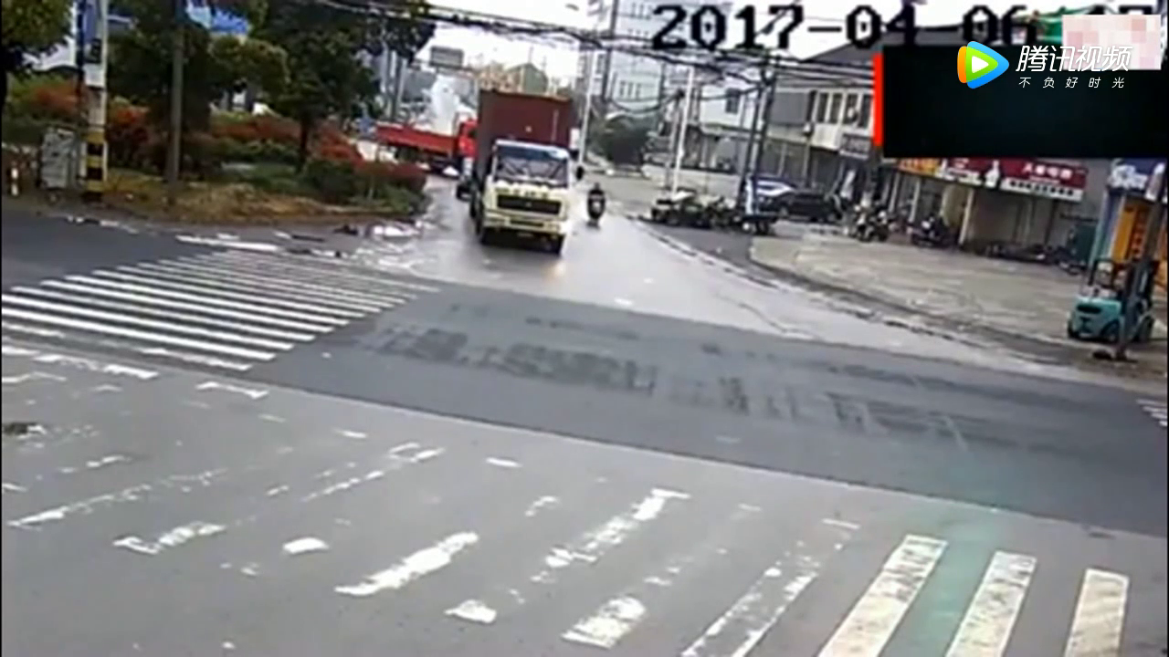 作死电动车挑衅大货车险些丧命，监控却拍下死里逃生一幕