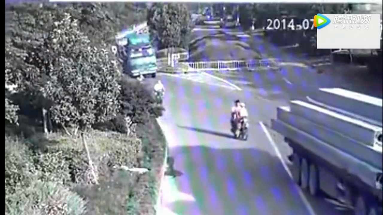 为了救下前面的电动车，大货车不停的踩刹车，结局太惨了