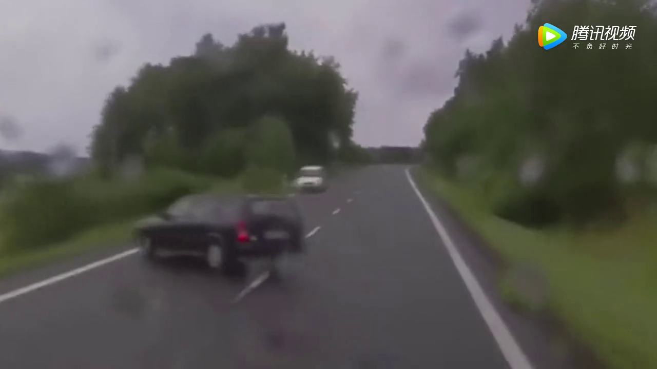 SUV借道超车后失控，冲入对向车道酿惨祸