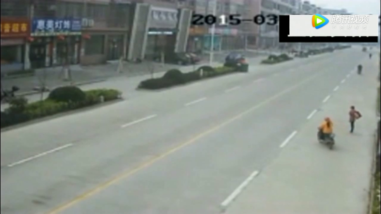 都看到了货车，电动车还强行横穿马路，可怕的一幕