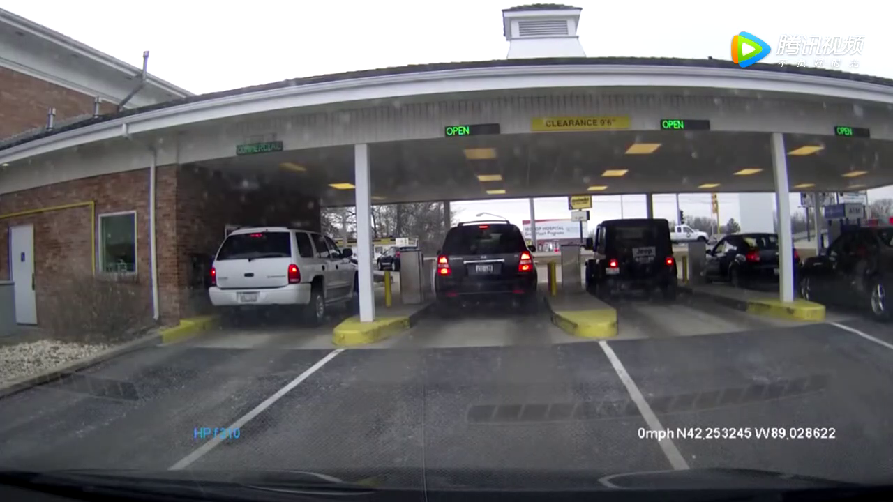 SUV司机猛的加速，从小轿车头顶飞过