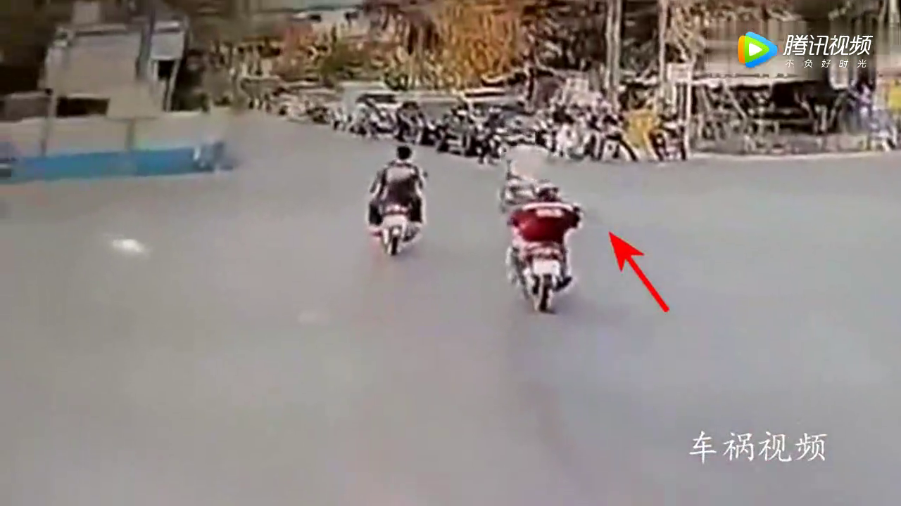 作死的电动车女司机，偏要和大货车抢道，可怕的一幕