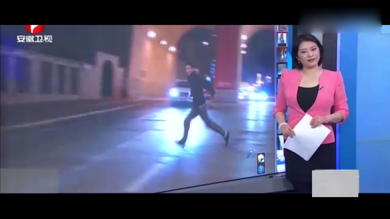 交警检查SUV车主有酒驾嫌疑，接着车主竟做出想不到的动作