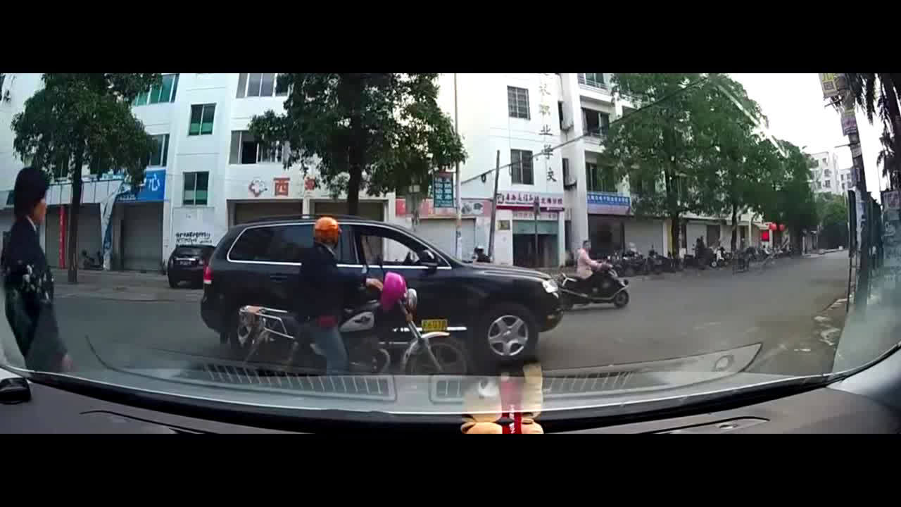 大叔骑摩托车无意剐蹭到SUV，谁知下来一个暴脾气老司机，接下来  ​