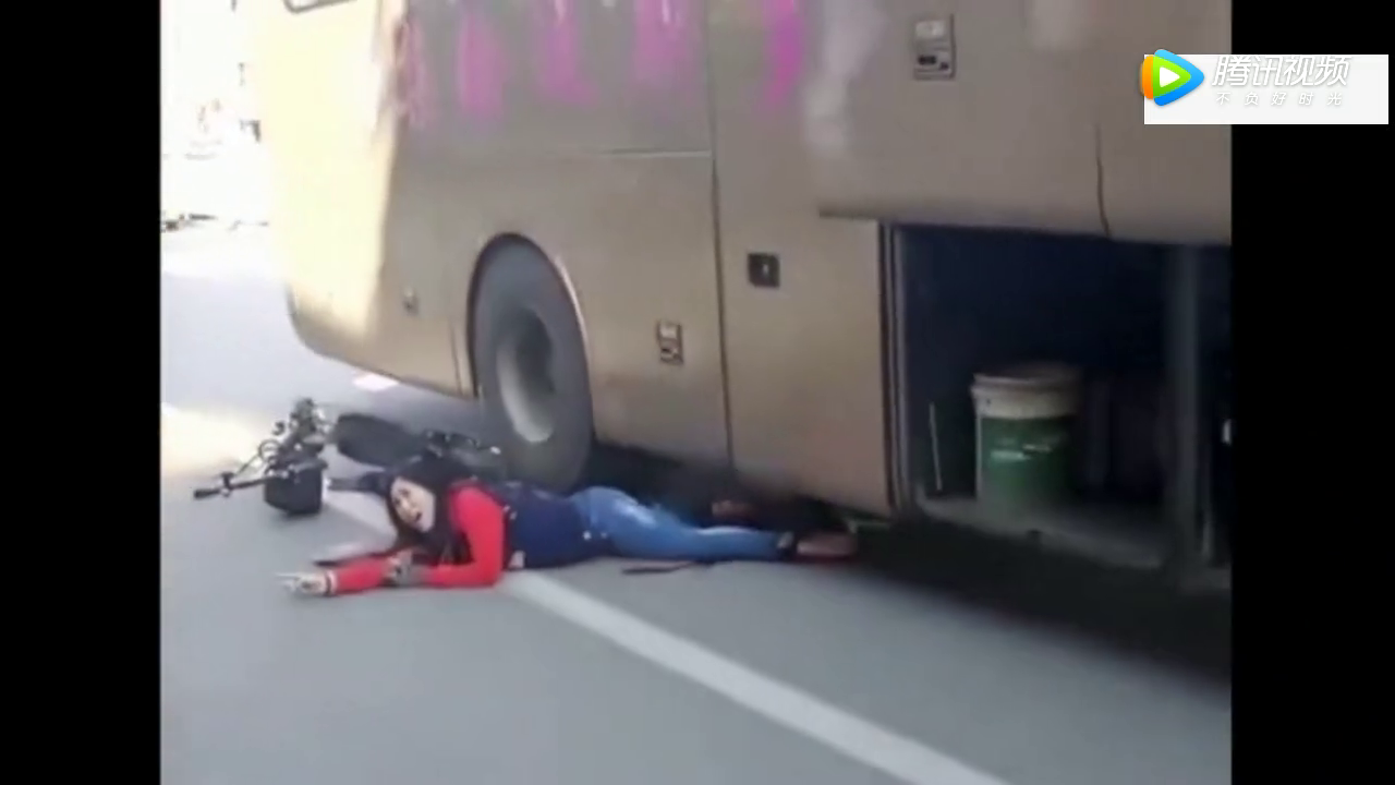 电动车卷入大货车底，女子在车轮下惨叫：救救我吧