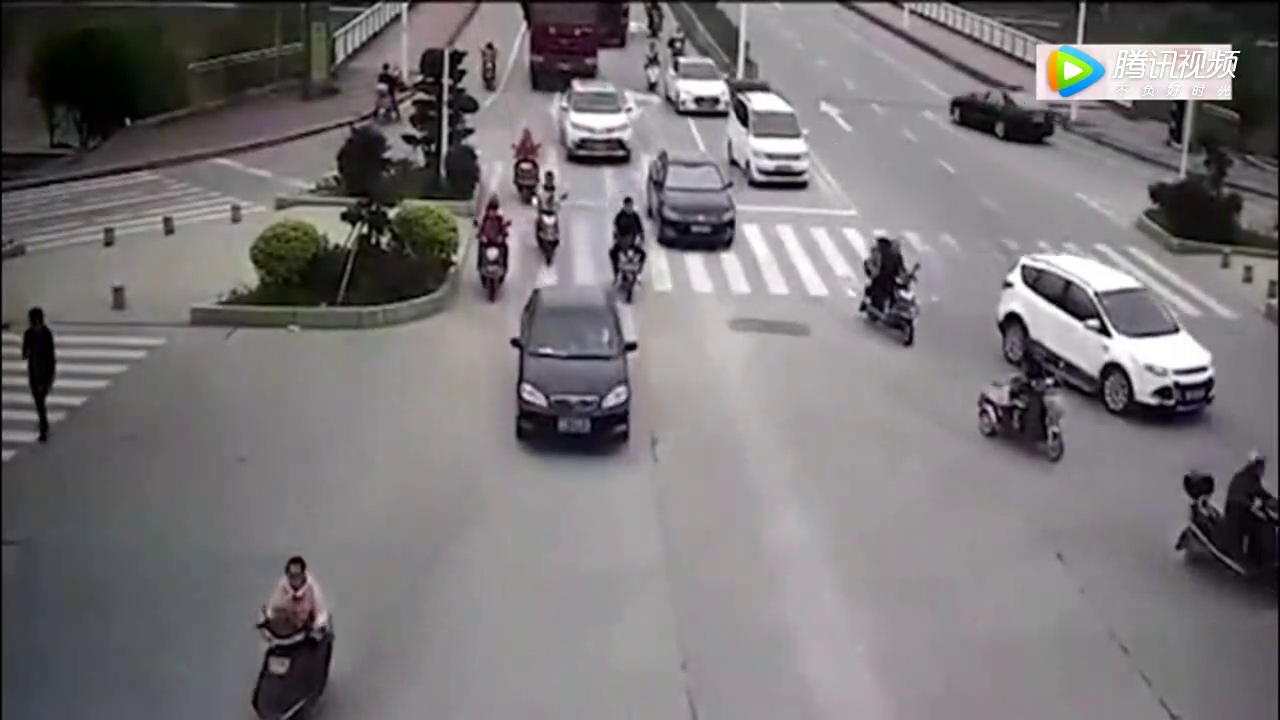 电动车执意和大货车抢道，监控拍下悲惨的一幕